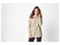 Vrouw draagt een beige parka met capuchon en trekkoord
