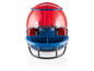 Een rode voetbalhelm met blauwe compartimenten voor snacks.