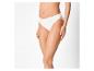 Femme en culotte blanche avec détails en dentelle, de la taille aux cuisses.