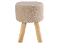 Tabouret bouclé crème avec trois pieds en bois clair.