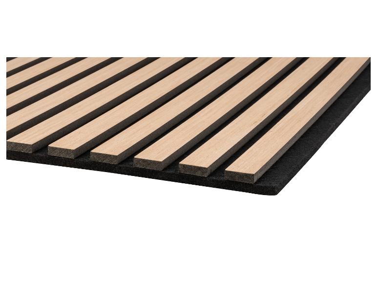 Lames de bois sur fond noir.
