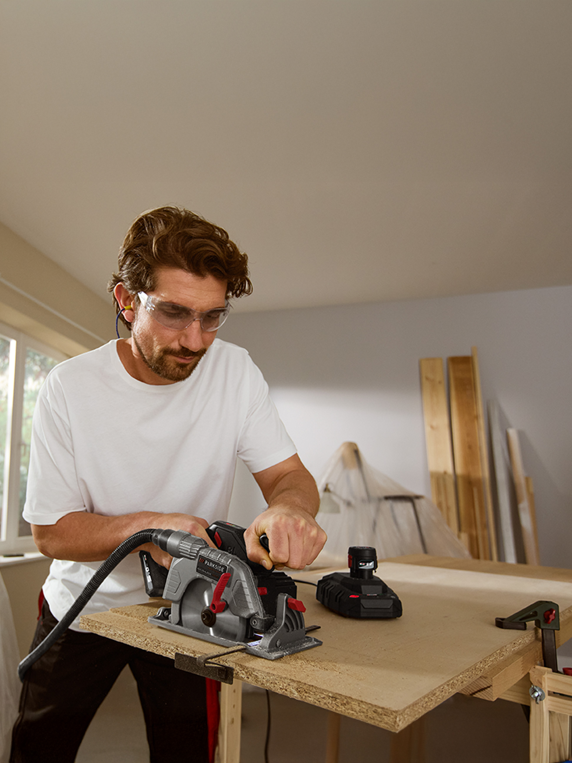 Man zaagt een houten plank met een Parkside cirkelzaag.