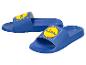 Blauwe slippers met een gele cirkel en tekst