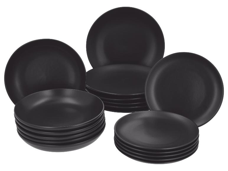 Ensemble de vaisselle noire mate, comprenant des assiettes et des bols, soigneusement empilés.