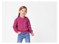 Meisje in een roze trui en jeans.