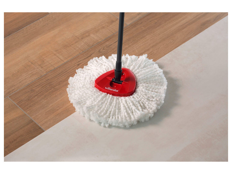 Een Vileda mop maakt de vloer schoon.