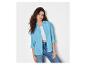 Femme en chemise bleu clair, top blanc et jean bleu