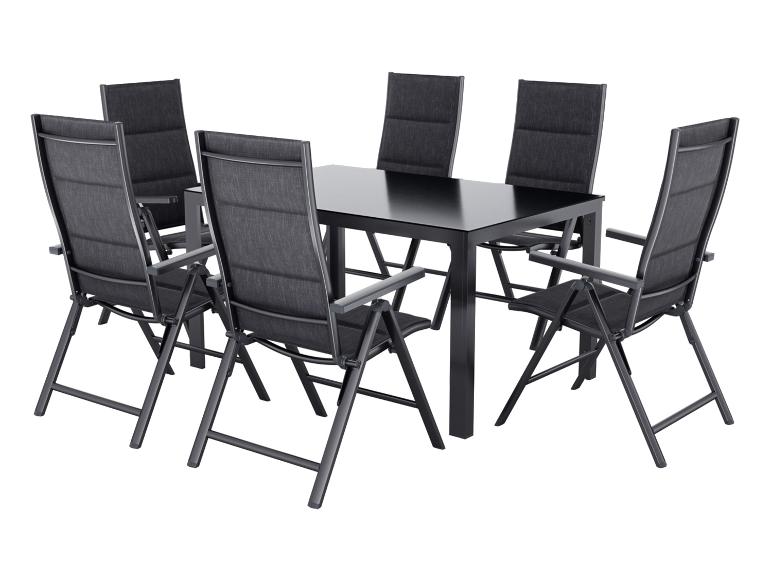 Tuinmeubelset: zwarte tafel en zes opvouwbare stoffen stoelen.