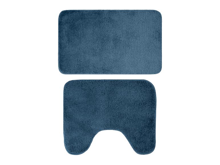 Blauwe badmatset met een rechthoekige en een U-vormige mat.