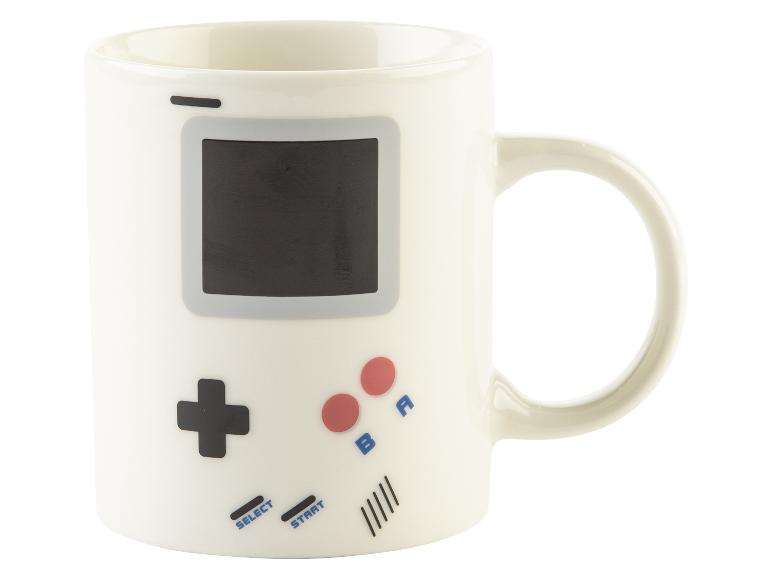 Une tasse blanche avec un design Game Boy.