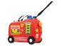 Rode brandweerwagen-vormige kinderkoffer met wielen en trekband.