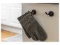 Deux maniques grises rayées accrochées à un crochet de cuisine.