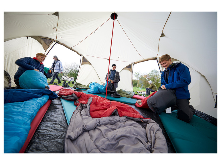 Une tente avec des sacs de couchage et des matelas pour camper.