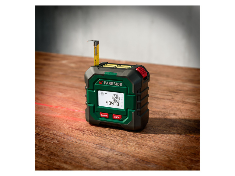 Een Parkside lasermaat met een rood laserlicht op een houten oppervlak.