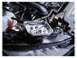 Gereedschap en moeren in de motorruimte van een auto