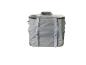 Sac isotherme gris avec poignées supérieures et sangles réglables sur fond blanc