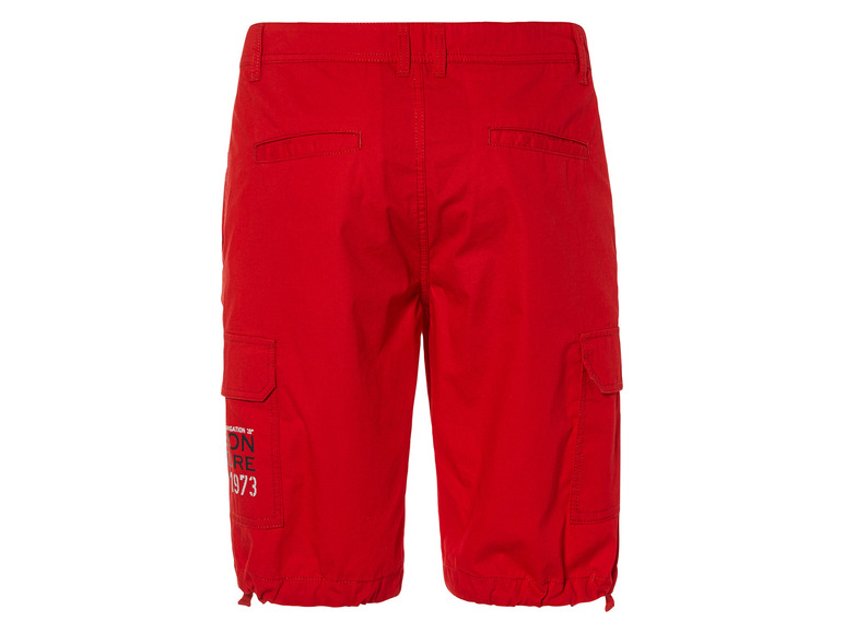Rode cargo-short met 'Navigation 28°' logo.