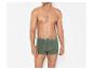 Man zonder shirt in groene boxershorts
