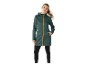 Femme portant une veste longue à capuche, vert foncé avec des détails orange.