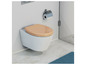 Een beige toiletbril op een wit toilet in een badkamer.