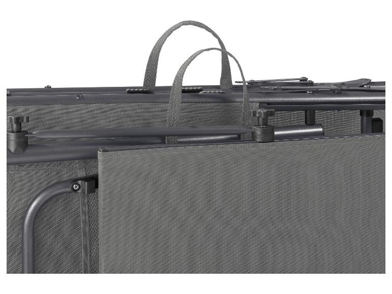 Détail d'un lit de camp pliable gris avec des poignées de transport