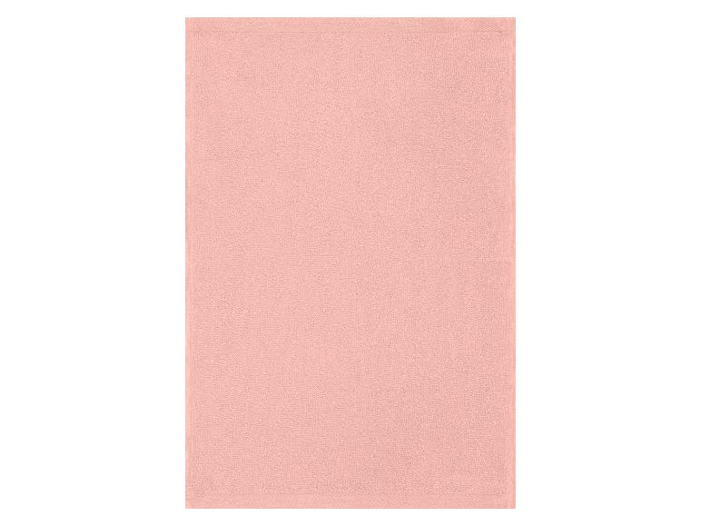 Lichtroze handdoek met badstof textuur.