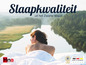 Een vrouw die in bed ligt van Hna met uitzicht op een meer, reclame voor matrassen.