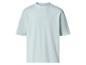 T-shirt bleu clair à manches courtes et col rond.