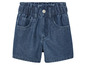 Un short en jean bleu pour enfant.