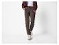Pantalon de survêtement marron et cardigan marron portés par une personne.