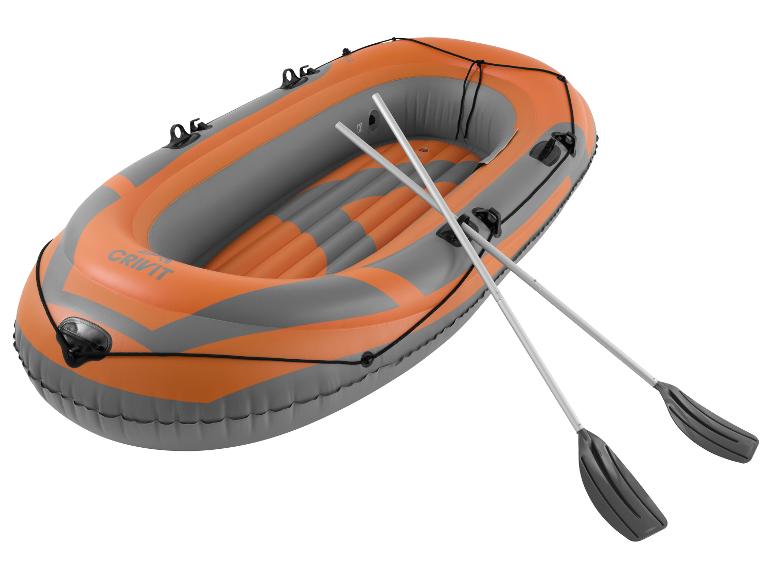 Oranje en grijze opblaasboot met peddels op een witte achtergrond