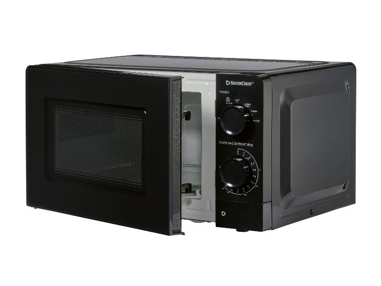 Four à micro-ondes noir avec porte ouverte, affichant les réglages de puissance et de minuterie.