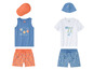 Deux ensembles de vêtements d'été pour garçons avec des shorts de bain, des t-shirts et des casquettes.