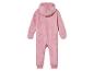 Een roze baby overall met capuchon.