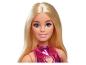 Barbiepop met blond haar, blauwe ogen en een glimmende roze jurk.