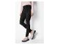 Zwarte suède legging met beige enkellaarsjes.