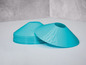 Een stapel blauwe kegels voor sport en training.