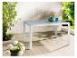Moderne tuintafel met glazen blad en witte constructie.