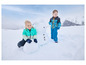 Twee kinderen in winterkleding bouwen een sneeuwpop in de sneeuw.