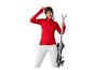 Vrouw in rood ski-shirt en witte broek houdt ski's en skibril vast.