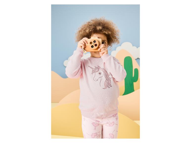 Pull en maille fine pour enfant LUPILU® avec motif licorne, porté par un enfant avec un appareil photo