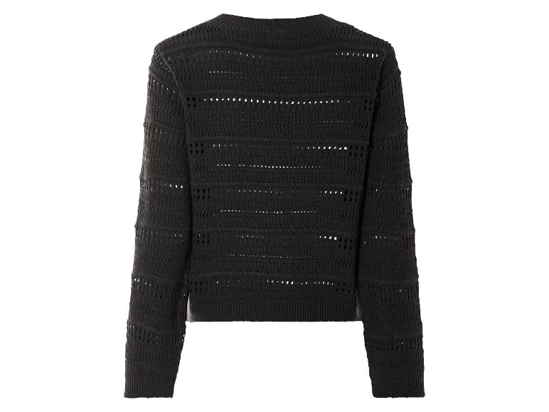 Un pull en maille noir avec des détails ajourés.
