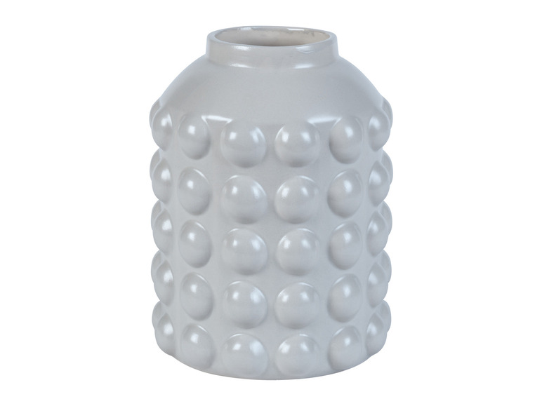 Un vase gris avec un motif en relief.