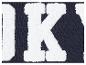 Een blauwe trui met witte, pluche letters.