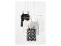 Vijf camisole-tops in zwart, wit, grijs en zwart met witte bloemen, hangend aan hangers.