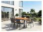 Ensemble de salle à manger de jardin avec six chaises sur la terrasse d'une maison moderne.