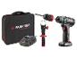 Accuboormachine met accu, oplader, extra handgreep en boor in een tas.