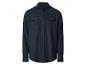 Chemise homme bleu foncé à manches longues avec deux poches poitrine et boutons.