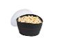 Zwarte siliconen popcornkom met transparant deksel, gevuld met popcorn.