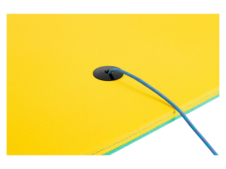 Un tapis de sport aquatique jaune avec une corde